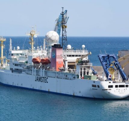 The Japanese oceanographic research vessel Mirai is currently on a mission in the Arctic Ocean to study environmental changes in the area. | Jiji