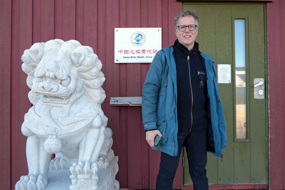 Professor Marc Lanteigne visiting the Yellow River research station in Ny-Ålesund, Svalbard. Photo: Thomas Nilsen