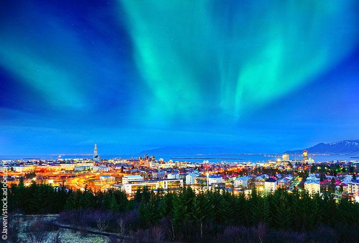 View of the northern light from the city center in Reykjavik, Iceland. ©Javen/stock.adobe.com