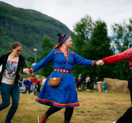 The Norwegian government proposes to cut funds that are of great importance for cultural interaction in the North, say central cultural institutions in Northern Norway. Picture from the international indigenous festival Riddu Riđđu 2024 in Troms county, Northern Norway. (Photo: Sara Aarøen Lien)