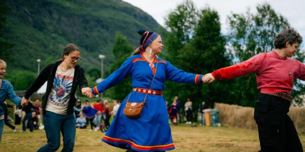 The Norwegian government proposes to cut funds that are of great importance for cultural interaction in the North, say central cultural institutions in Northern Norway. Picture from the international indigenous festival Riddu Riđđu 2024 in Troms county, Northern Norway. (Photo: Sara Aarøen Lien)