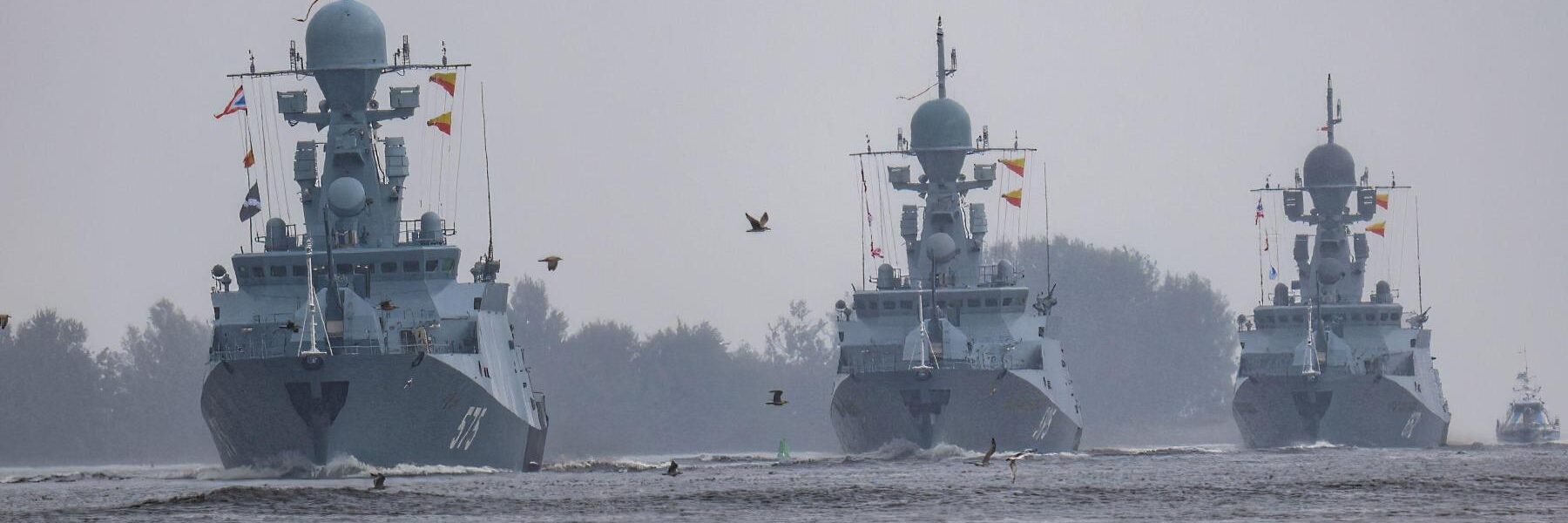 Illustration © SOPA Images Limited/Alamy Live News Russian naval ships take part in the rehearsal of the Naval Parade in the morning in St. Petersburg in the Gulf of Finland 2024.