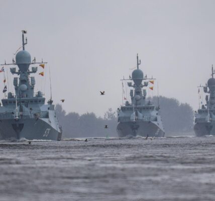 Illustration © SOPA Images Limited/Alamy Live News Russian naval ships take part in the rehearsal of the Naval Parade in the morning in St. Petersburg in the Gulf of Finland 2024.