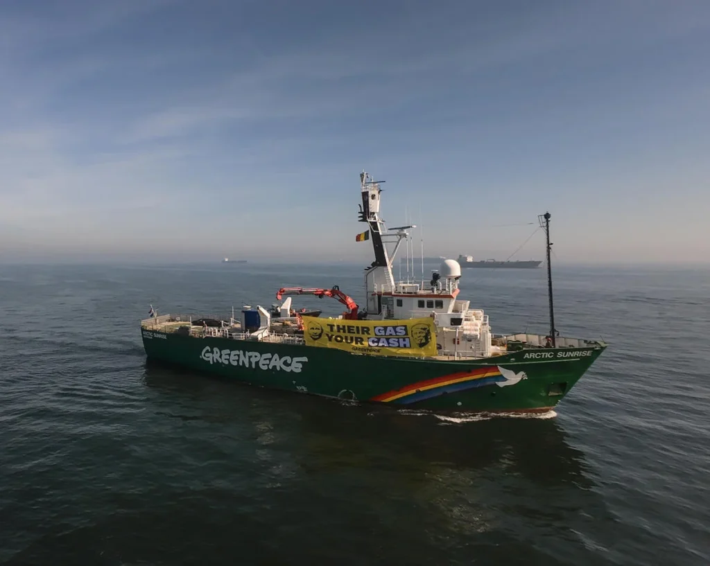 Banners featuring Trump and Putin on the Arctic Sunrise, protesting Europe’s continued dependence on imported fossil gas. © Greenpeace