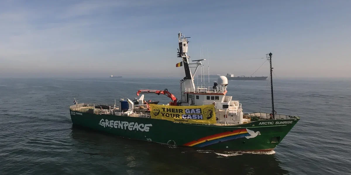 Banners featuring Trump and Putin on the Arctic Sunrise, protesting Europe’s continued dependence on imported fossil gas. © Greenpeace