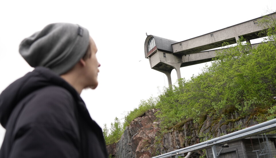 Miro Johansson next to the shut down iron ore mining facility in Kirkenes. As a journalist, he is interested in learning more about local businesses.