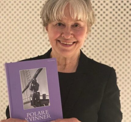 Anka Ryall med boken Polare kvinner. (Foto: Elin Vinje Jenssen / Norsk Polarinstitutt)