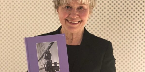 Anka Ryall med boken Polare kvinner. (Foto: Elin Vinje Jenssen / Norsk Polarinstitutt)