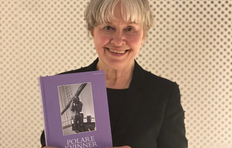 Anka Ryall med boken Polare kvinner. (Foto: Elin Vinje Jenssen / Norsk Polarinstitutt)
