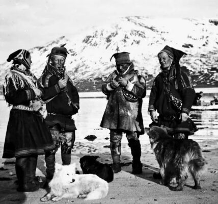 Sami men and women in Kautokeino, Norway in 1925. Samiske menn og kvinner i Kautokeino. Inger Marie Mathisdatter Hetta som nr. 2. Foto fra 1925. Foto © Nord Troms Museum, Norge.