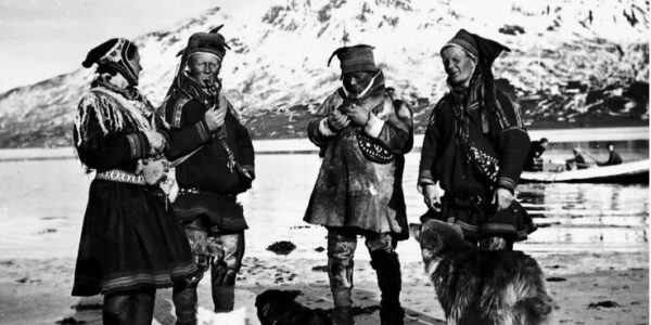 Sami men and women in Kautokeino, Norway in 1925. Samiske menn og kvinner i Kautokeino. Inger Marie Mathisdatter Hetta som nr. 2. Foto fra 1925. Foto © Nord Troms Museum, Norge.