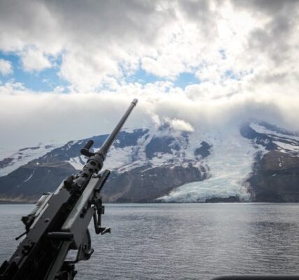 Norwegian frigates and other naval vessels have been sailing on regular patrols in the Barents Sea this summer, here during a visit to the Arctic island of Jan Mayen, which, along with Svalbard, is under Norwegian control. The Norwegian Navy made it clear that such visits are aimed at marking Norwegian presence, preparedness and sovereignty in a strategically important region of the Arctic. PHOTO: Forsvaret/KNM Mau