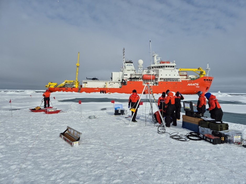 South Korea’s only icebreaking research vessel, the Araon, which departed on July 3 for a 91-day mission to survey seabed conditions near the Bering Strait  (Yonhap)