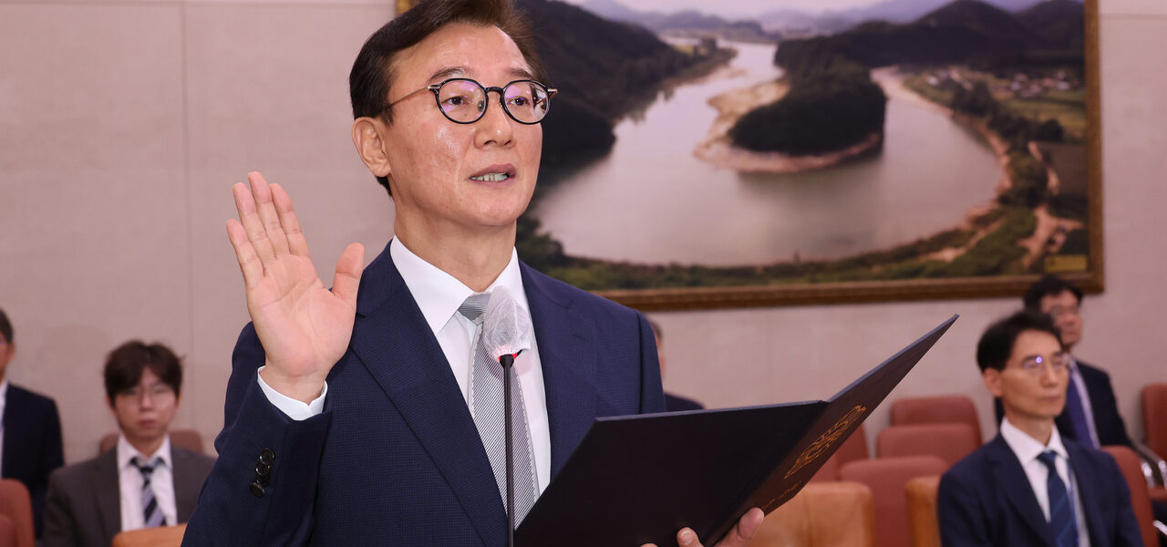 Oceans and Fisheries Minister nominee Chun Jae-soo takes the oath of office ahead of his confirmation hearing at the National Assembly in Seoul, July 14. (Yonhap)