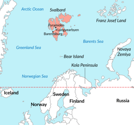 The Norwegian archipelago of Svalbard holds significant strategic importance due to its potential to control access to Russia’s Northern Fleet on the Kola Peninsula, home to its nuclear submarines. Russia maintains two main settlements in Svalbard: Barentsburg, an active mining town, and Pyramiden, a former mining town that has since been abandoned. © GIS