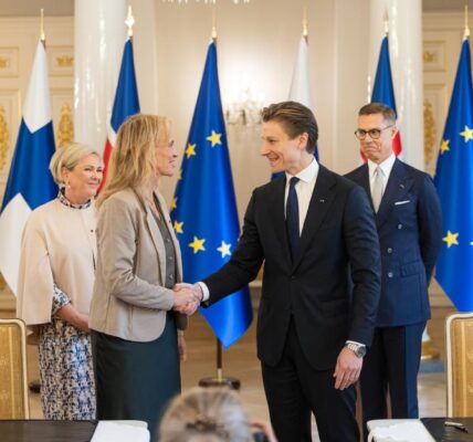 The Icelandic Minister of Foreign Affairs Þorgerður Katrín Gunnarsdóttir and the Finnish Minister of Defense Antti Häkkänen signed a Memorandum of Understanding on defense cooperation in Helsinki. The countries' presidents, Halla Tómasdóttir and Alexander Stubb, were present at the signing ceremony. (Photo: Matti Porre/Office of the President of the Republic of Finland)