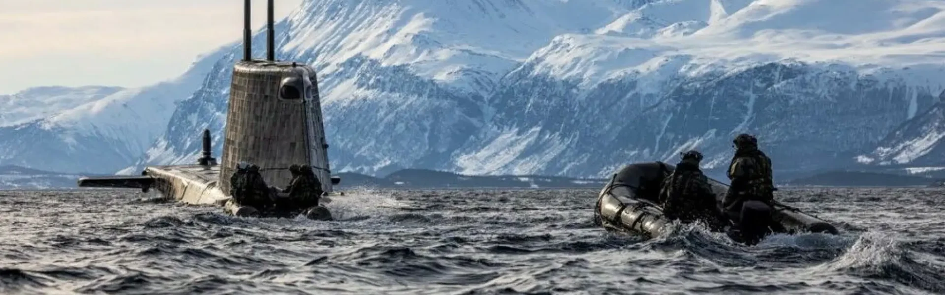An elite team of British commandos in inflatable raiding crafts was training together with a nuclear-powered Asute class submarine in Lyngen, northern Norway during the large-scale NATO exercise Cold Response in 2022. Photo: Royal Navy