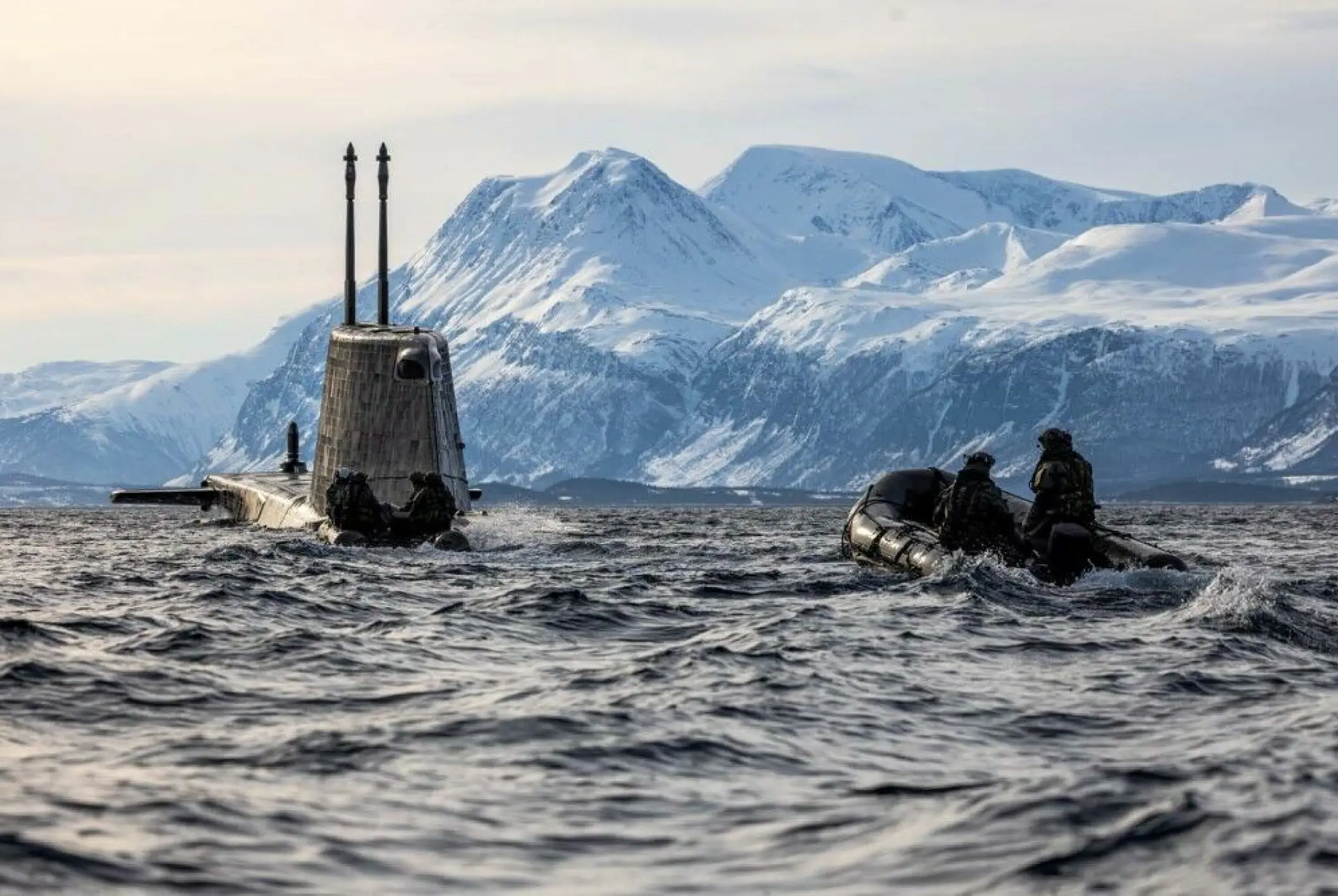 An elite team of British commandos in inflatable raiding crafts was training together with a nuclear-powered Asute class submarine in Lyngen, northern Norway during the large-scale NATO exercise Cold Response in 2022. Photo: Royal Navy