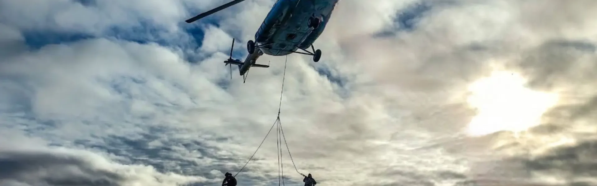 A helicopter is delivering new equipment to the meteorological station on Kotelny Island. Photo: Roshydromet