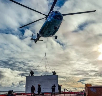 A helicopter is delivering new equipment to the meteorological station on Kotelny Island. Photo: Roshydromet
