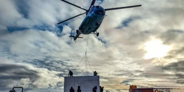 A helicopter is delivering new equipment to the meteorological station on Kotelny Island. Photo: Roshydromet
