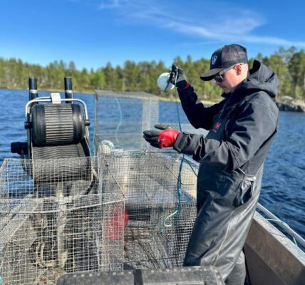 Fisher preparing nets ©Juha-Matti Muhonen