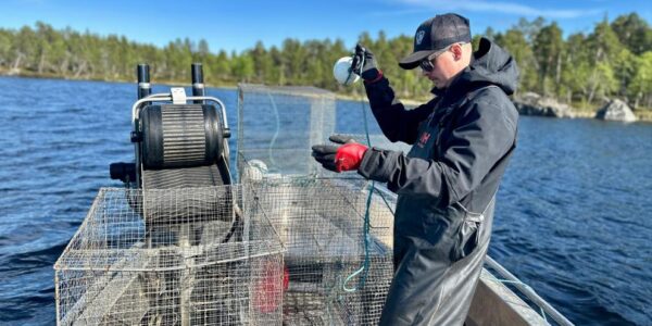 Fisher preparing nets ©Juha-Matti Muhonen