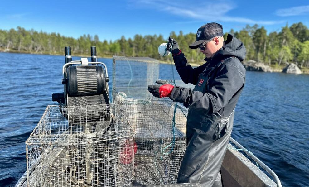Fisher preparing nets ©Juha-Matti Muhonen