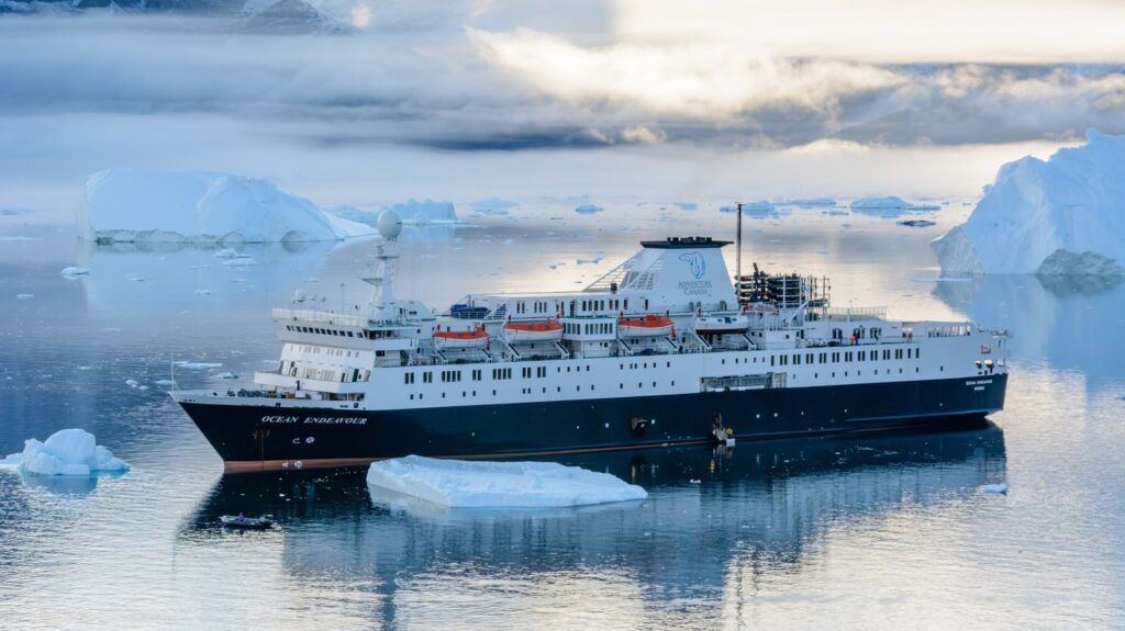 An expedition ship off of Greenland's west coast, September 2015. Gordon Leggett (CC BY-SA 4.0)