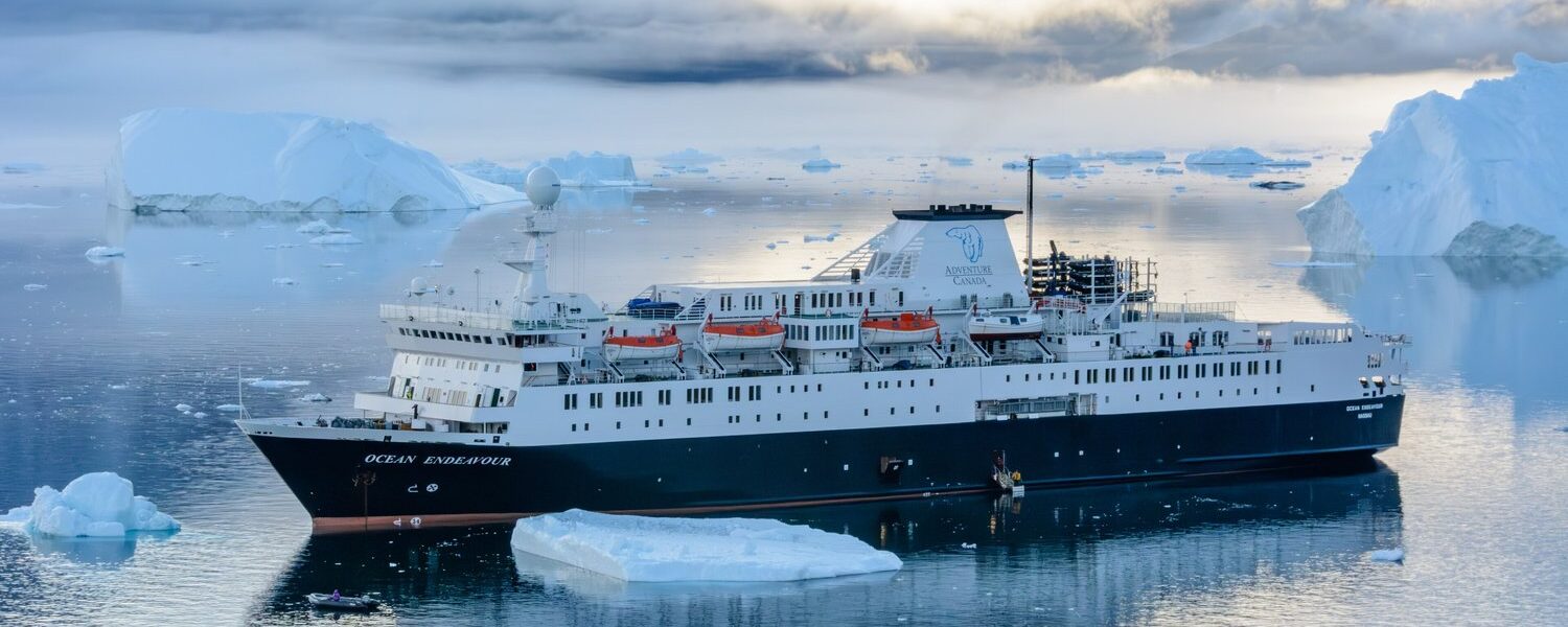 An expedition ship off of Greenland's west coast, September 2015. Gordon Leggett (CC BY-SA 4.0)