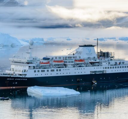 An expedition ship off of Greenland's west coast, September 2015. Gordon Leggett (CC BY-SA 4.0)