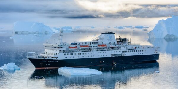 An expedition ship off of Greenland's west coast, September 2015. Gordon Leggett (CC BY-SA 4.0)