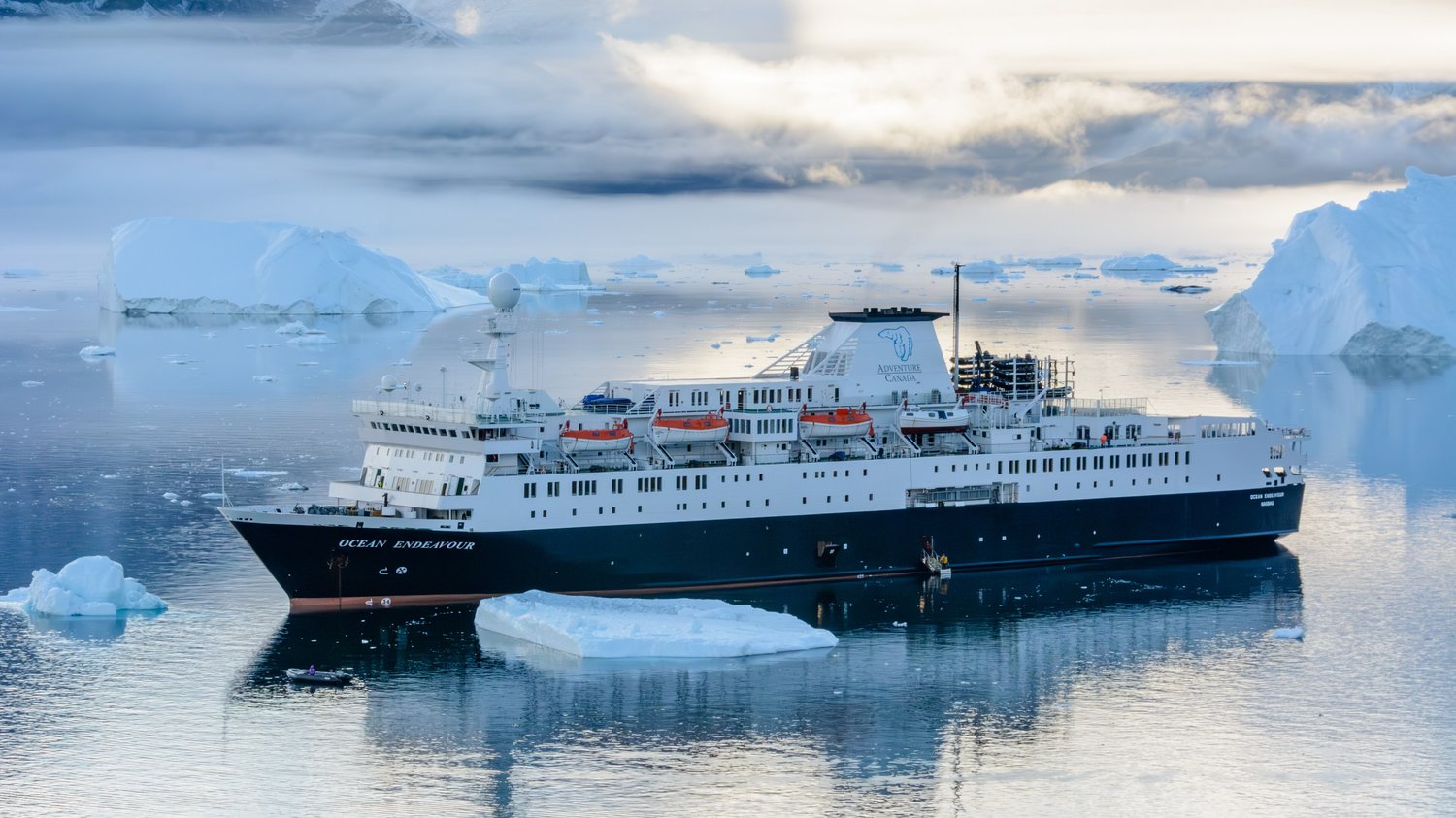 An expedition ship off of Greenland's west coast, September 2015. Gordon Leggett (CC BY-SA 4.0)